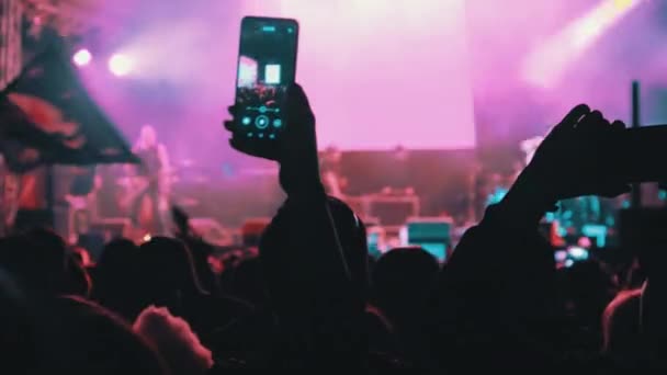 People Filming Rock Concert sur Smartphones, Silhouettes Crowd of Fans Dancing — Video