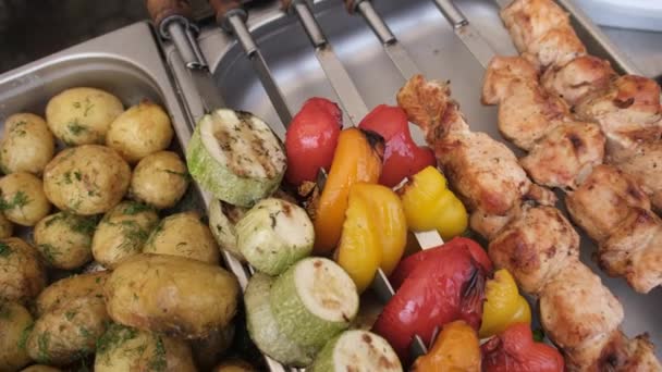 Готовая к употреблению уличная еда, шашлык, картофель, жареные овощи на фудкорте — стоковое видео