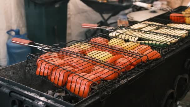 Pimentas e legumes de sino são grelhados na grade em churrasco aberto no Food Court — Vídeo de Stock