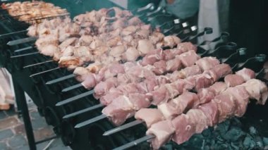 Şiş kebap, Gıda Merkezi 'ndeki açık barbeküde şiş ızgarada kızarır.