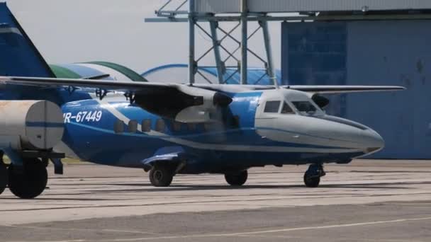 Pequeño avión de hélice vieja se mueve hacia la pista en el campo para el despegue — Vídeos de Stock