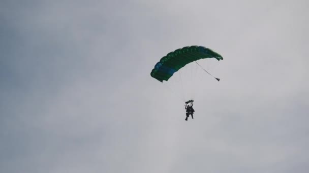 Parašutista je létající střední na obloze s padákem., Tandem skok — Stock video