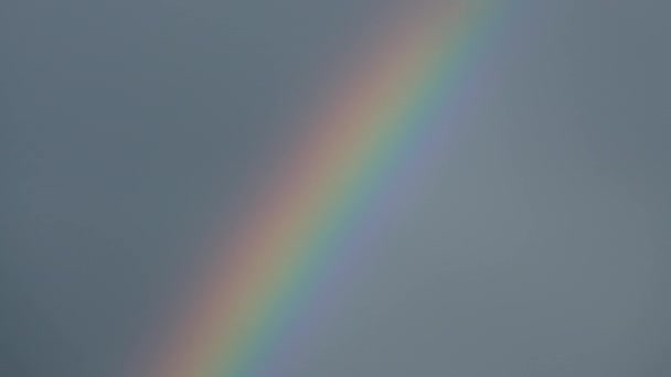 Gran arco iris en el cielo nublado — Vídeos de Stock