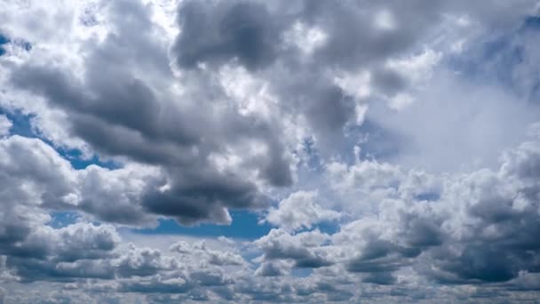 Timelapse of Gray Cumulus Clouds move-se em Blue Dramatic Sky, Cirrus Cloud Space — Vídeo de Stock