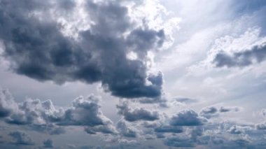 Gri Kümülüs Bulutlarının Zaman Çizelgesi Mavi Dramatik Gökyüzünde, Cirrus Bulutu Uzayında