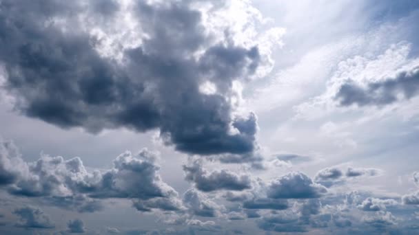 Timelapse of Gray Cumulus Clouds se mueve en Blue Dramatic Sky, Cirrus Cloud Space — Vídeo de stock