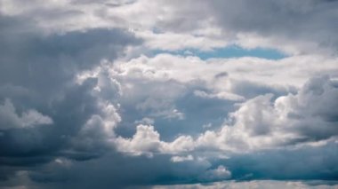 Gri Kümülüs Bulutlarının Zaman Çizelgesi Mavi Dramatik Gökyüzünde, Cirrus Bulutu Uzayında