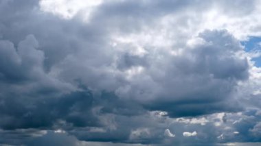 Gri Kümülüs Bulutlarının Zaman Çizelgesi Mavi Dramatik Gökyüzünde, Cirrus Bulutu Uzayında