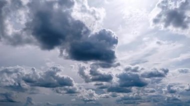 Gri Kümülüs Bulutlarının Zaman Çizelgesi Mavi Dramatik Gökyüzünde, Cirrus Bulutu Uzayında