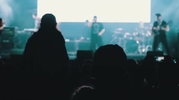 La foule lors d'un concert de rock, les fans dansent au festival de musique en plein air — Video