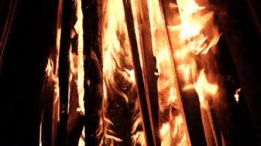 Büyük Şenlik Ateşi Gece Yavaş Çekimde Doğada Kara Arkaplanda Yanar