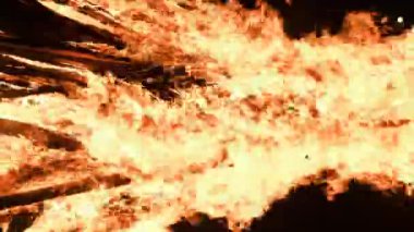 Dikey Video Şenlik Ateşi Doğadaki Siyah Arkaplanda Gece Yanar