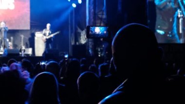 Smartphone 'da Rock Konseri, Siluet Dans Seyircisi