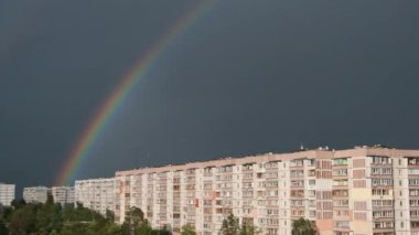Bulutlu Gökyüzünde Dev Gökkuşağı Şehirdeki Evlerin Üzerinde