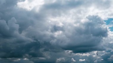 Gri Kümülüs Bulutlarının Zaman Çizelgesi Mavi Dramatik Gökyüzünde, Cirrus Bulutu Uzayında