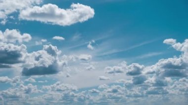 Bulutlar Mavi Gökyüzünde yüzüyor Mekikler şeklinde, zaman diliminde