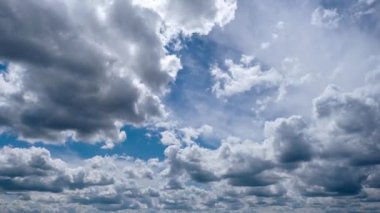 Gri Kümülüs Bulutlarının Zaman Çizelgesi Mavi Dramatik Gökyüzünde, Cirrus Bulutu Uzayında