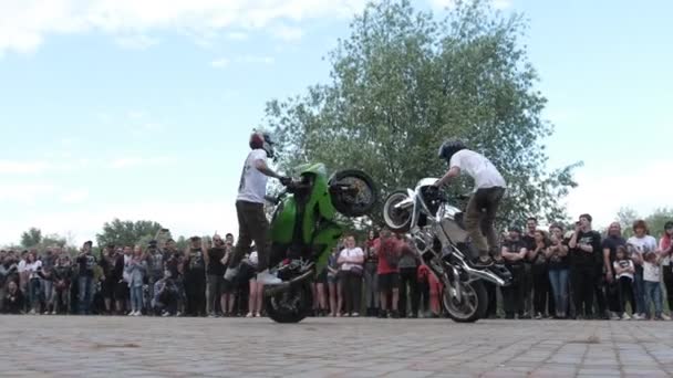 Stunt Moto Show, acrobacias loucas em motocicletas, motociclistas realizando truques — Vídeo de Stock