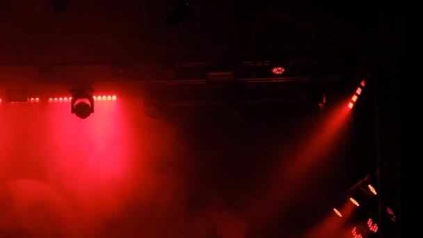 Scage vícebarevné osvětlení, světelná show na koncertě, světelné efekty — Stock video