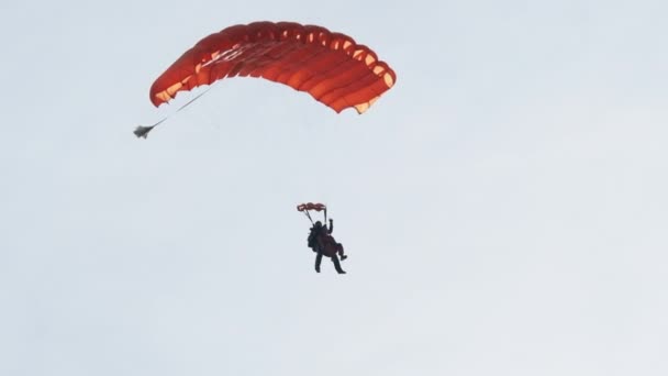 Paraquedistas em Tandem Voando no Céu com um Paraquedas. Movimento lento — Vídeo de Stock