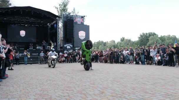 Stunt Moto Show, Crazy ακροβατικά σε μοτοσικλέτες, μοτοσυκλέτα αναβάτες εκτέλεση κόλπα — Αρχείο Βίντεο