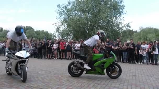 Stunt Moto Show, Crazy ακροβατικά σε μοτοσικλέτες, μοτοσυκλέτα αναβάτες εκτέλεση κόλπα — Αρχείο Βίντεο