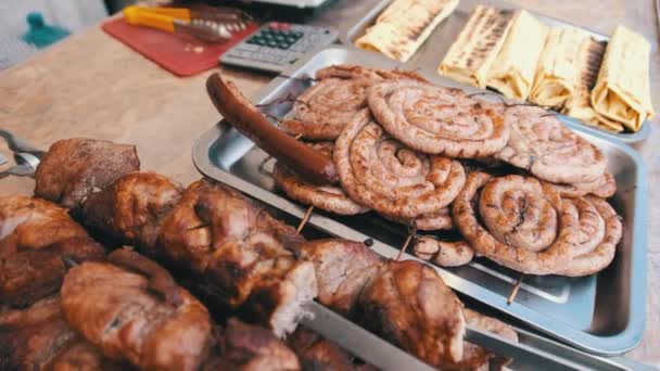 Kant-en-klare worstjes en diverse gebakken gerechten op BBQ in showcase bij Food Court — Stockvideo