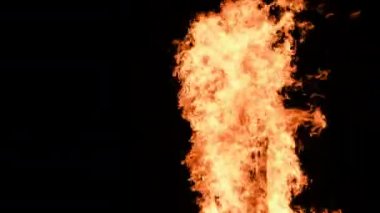 Büyük Şenlik Ateşi Gece Yavaş Çekimde Doğada Kara Arkaplanda Yanar