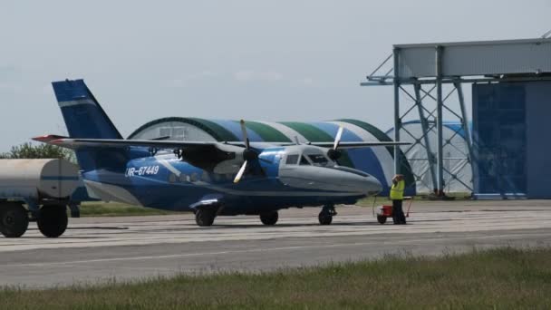 Vliegtuigen met een roterende propeller aan de Hangar — Stockvideo