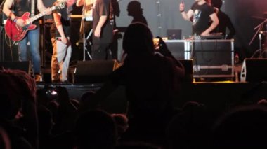 Rock konserindeki kalabalık Açık Hava Müzik Festivali 'ndeki hayranlar dans ediyor.
