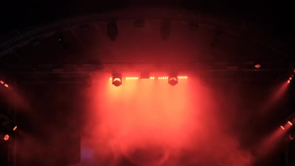 Bühne mehrfarbige Beleuchtung, Lichtshow beim Konzert, Lichteffekte — Stockvideo