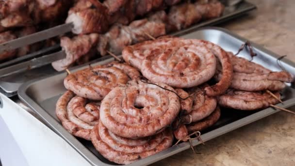 Saucisses prêtes-à-manger et divers aliments cuits au four sur barbecue en vitrine à Food Court — Video