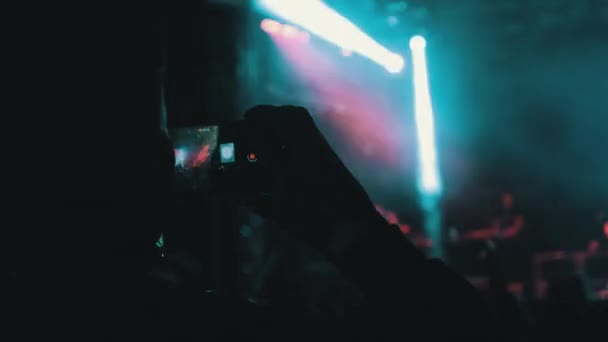 Folk som filmar rockkonsert på smartphones, Silhuetter Fläktskara Dans — Stockvideo