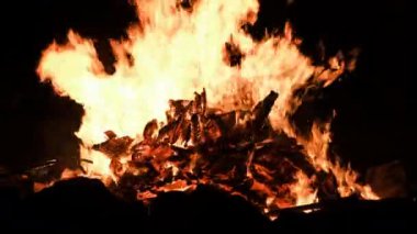 Büyük Şenlik Ateşi Kara Arkaplanda Gece Yanar