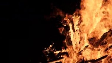 Büyük Şenlik Ateşi Gece Yavaş Çekimde Doğada Kara Arkaplanda Yanar