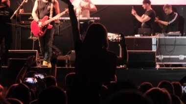 Rock konserindeki kalabalık Açık Hava Müzik Festivali 'ndeki hayranlar dans ediyor.