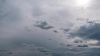 Gri Kümülüs Bulutlarının Zaman Çizelgesi Mavi Dramatik Gökyüzünde, Cirrus Bulutu Uzayında