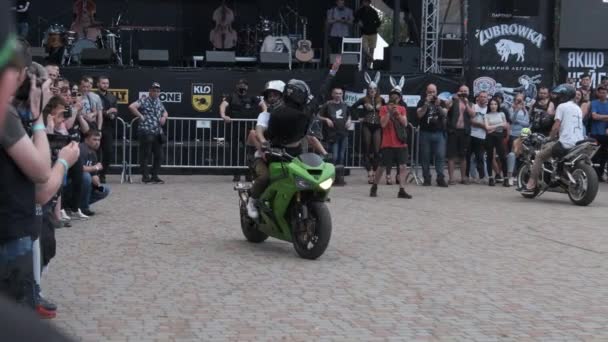 Stunt Moto Show, Crazy Stunts on Motorcycles, Motorbike Riders Performing Tricks — стокове відео