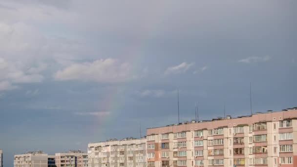 Ogromna tęcza w chmurze nieba nad domami w mieście, Timelapse — Wideo stockowe