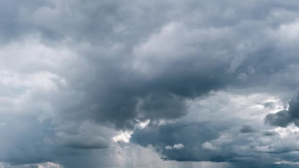 Timelapse of Gray Cumulus Clouds se mueve en Blue Dramatic Sky, Cirrus Cloud Space — Vídeo de stock