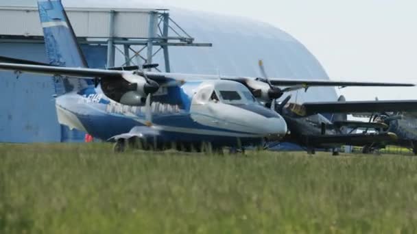 Невеликий старий пропелер рухається до злітно - посадочної смуги в полі для Takeoff — стокове відео