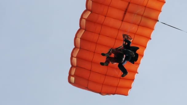 Parachutistes en tandem Voler dans le ciel avec un parachute. Mouvement lent — Video