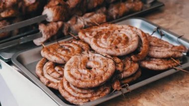 Hazır Sosisler ve çeşitli fırınlanmış yiyecekler Gıda Merkezi 'nde sergileniyor.