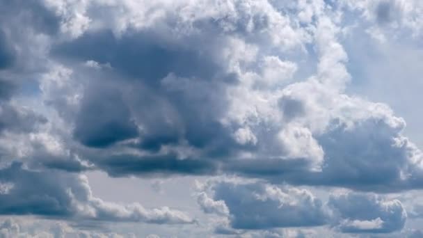 Timelapse του γκρι σύννεφα Cumulus κινείται σε μπλε δραματικό ουρανό, Cirrus σύννεφο χώρου — Αρχείο Βίντεο