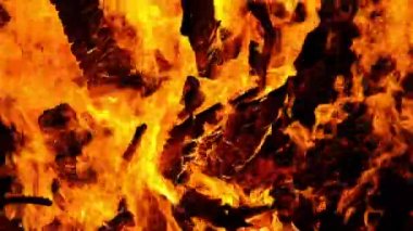 Büyük Şenlik Ateşi Kara Arkaplanda Yavaş Çekimde Gece Yanıyor