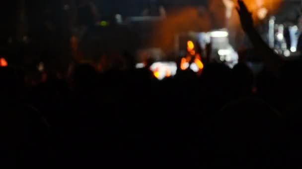 Une foule de gens à un concert de rock lève les mains et applaudit, fans — Video