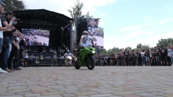 Stunt Moto Show, Stunts fous sur les motos, Moto Riders Performing Tricks — Video