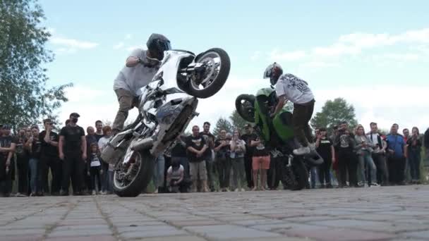 Stunt Moto Show, acrobacias loucas em motocicletas, motociclistas realizando truques — Vídeo de Stock