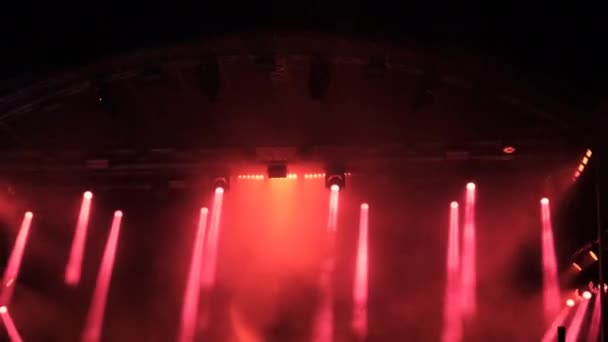 Сценічне багатокольорове освітлення, світлове шоу на концерті, ефекти освітлення — стокове відео