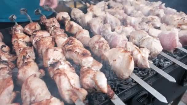 Shish Kebab está a la parrilla en Skewers en la barbacoa abierta en el patio de comidas — Vídeos de Stock